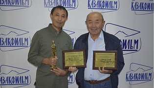 Yermek Tursunov personally greeted actor Muratzhan Mukazhanov after coming back from "Kinoshock" film festival with an award