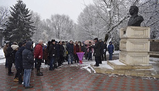 «Қазақфильм» киностудиясының қызметкерлері  Шәкен Аймановтың туған күніне ескерткішіне орай гүл шоғын қойды